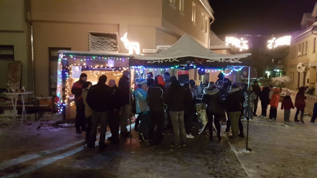 Fans feiern Pokal-Viertelfinale auf dem Weihnachtsmarkt