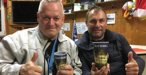 Derby: Getränke in Bad-Berka-Bechern - Fanblocks auf Tribünenseite